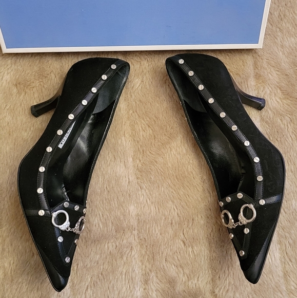 Hollywould $465 New with Box black pumps w metal handcuffs - Picture 6 of 11